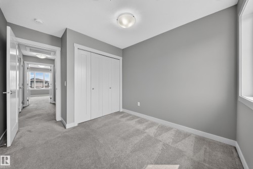 Spacious room featuring neutral grey walls and plush grey carpeting - 2331 Casey Crescent Sw, Edmonton, AB 