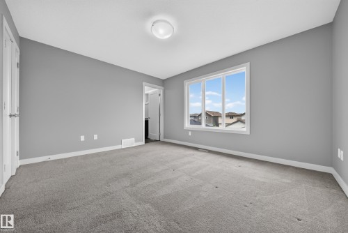 Spacious room featuring light grey walls and plush grey carpeting - 2331 Casey Crescent Sw, Edmonton, AB 