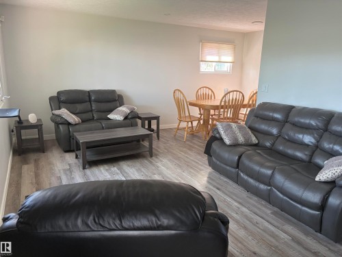 Light gray interior walls throughout an open floor plan - 15922 92 Avenue, Edmonton, AB 