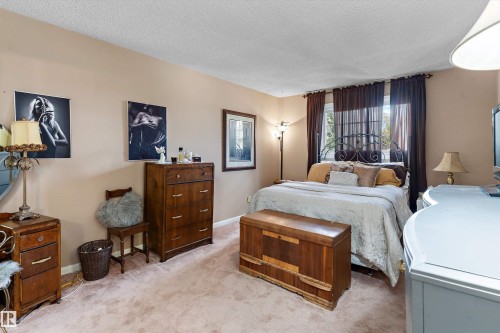 1048 105 Street, Edmonton, AB 