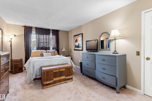 1048 105 Street, Edmonton, AB 