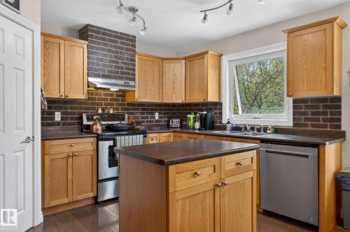 1844 Towne Centre Boulevard, Edmonton, AB - Indoor Photo Showing Kitchen With Double Sink