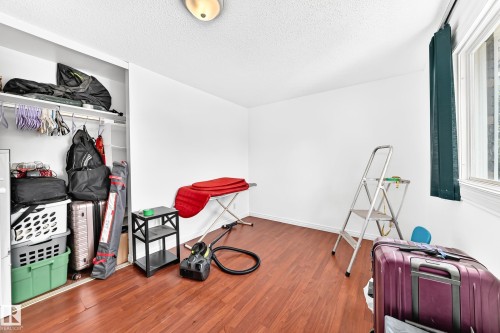 Room featuring wood-finish flooring, white walls, and a window with white trim - 191 Ridgewood Terrace, St. Albert, AB 
