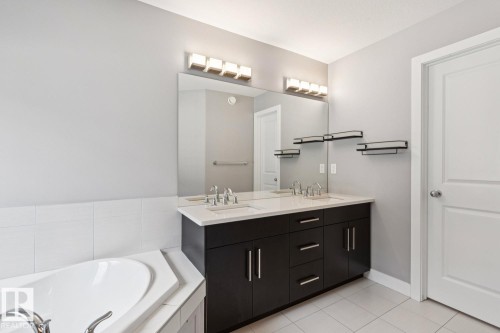 2545 Amerongen Crescent, Edmonton, AB - Indoor Photo Showing Bathroom