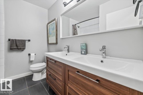 8523 143 Street, Edmonton, AB - Indoor Photo Showing Bathroom
