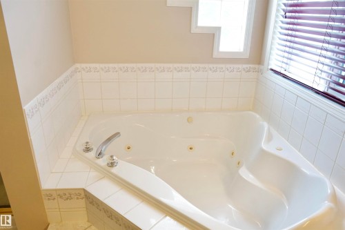 Corner jetted tub with chrome fixtures - 8504 160A Avenue, Edmonton, AB 