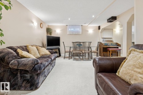 Spaciouus family room - 3015 131 Avenue, Edmonton, AB 