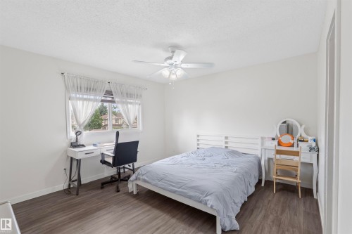 Bedroom featuring wood-finish flooring, a window with natural light, and a ceiling fan - 173 Tudor Lane, Edmonton, AB 