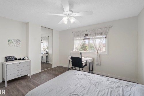 Room featuring wood-finish flooring, a window with natural light, and a ceiling fan with integrated lighting - 173 Tudor Lane, Edmonton, AB 