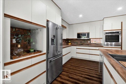 19016 92 Avenue, Edmonton, AB - Indoor Photo Showing Kitchen With Double Sink