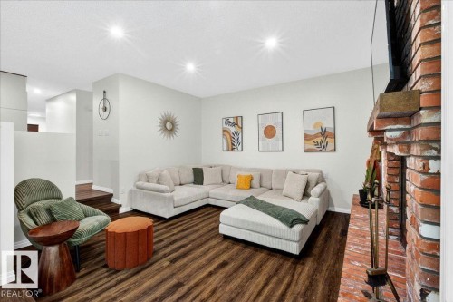 19016 92 Avenue, Edmonton, AB - Indoor Photo Showing Living Room