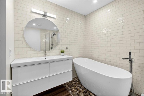 19016 92 Avenue, Edmonton, AB - Indoor Photo Showing Bathroom