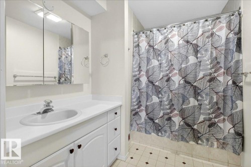 19016 92 Avenue, Edmonton, AB - Indoor Photo Showing Bathroom
