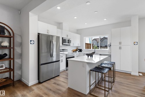 8907 Elves Loop Nw, Edmonton, AB - Indoor Photo Showing Kitchen With Upgraded Kitchen