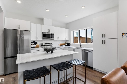 8907 Elves Loop Nw, Edmonton, AB - Indoor Photo Showing Kitchen With Upgraded Kitchen
