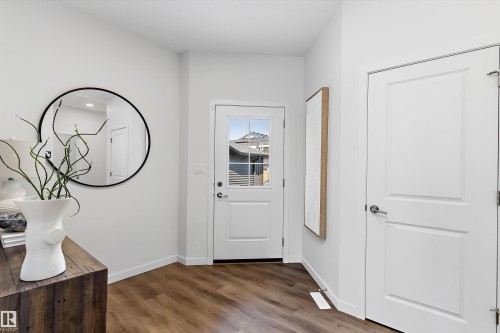 8907 Elves Loop Nw, Edmonton, AB - Indoor Photo Showing Other Room