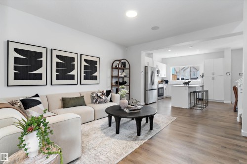 8907 Elves Loop Nw, Edmonton, AB - Indoor Photo Showing Living Room