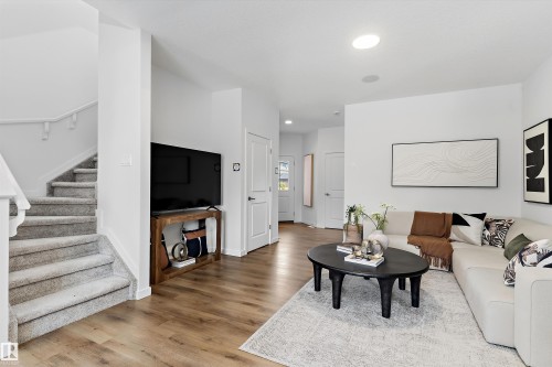 8907 Elves Loop Nw, Edmonton, AB - Indoor Photo Showing Living Room