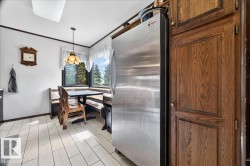 Breakfast nook featuring a corner window, built-in bench seating, and wood-finish flooring - 