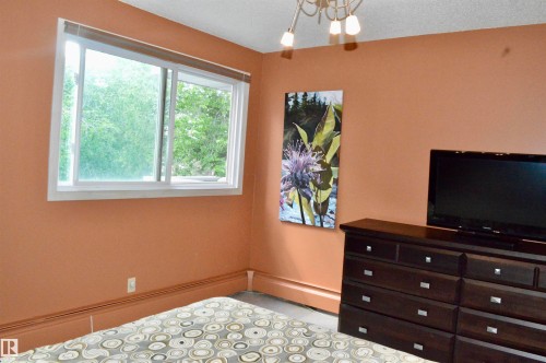 Room featuring light peach-toned walls and white trim - 302 10335 118 Street, Edmonton, AB 