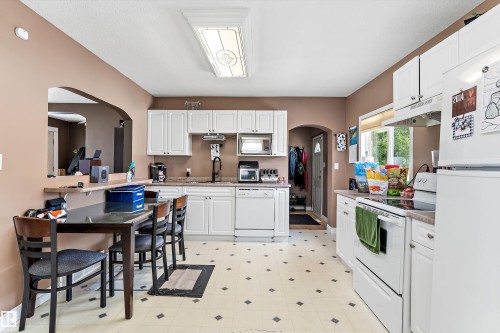 5024 55 Avenue, Tofield, AB - Indoor Photo Showing Kitchen