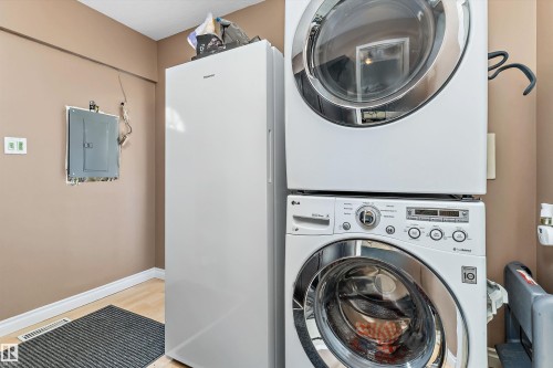 5024 55 Avenue, Tofield, AB - Indoor Photo Showing Laundry Room