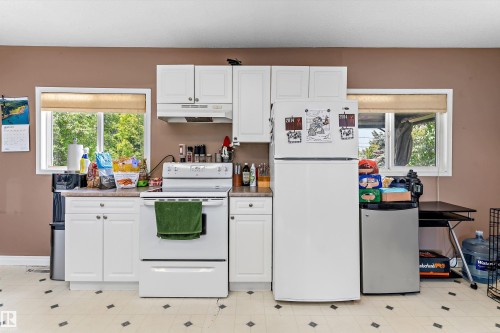5024 55 Avenue, Tofield, AB - Indoor Photo Showing Kitchen