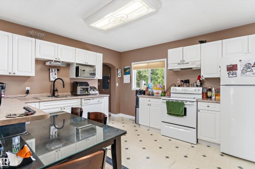 5024 55 Avenue, Tofield, AB - Indoor Photo Showing Kitchen