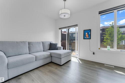 #56 2710 66 St Sw, Edmonton, AB - Indoor Photo Showing Living Room
