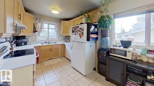 32 Garden Valley Drive, Stony Plain, AB - Indoor Photo Showing Kitchen With Double Sink