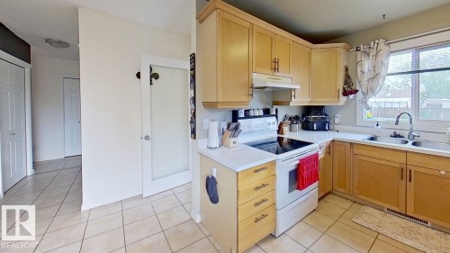 32 Garden Valley Drive, Stony Plain, AB - Indoor Photo Showing Kitchen With Double Sink