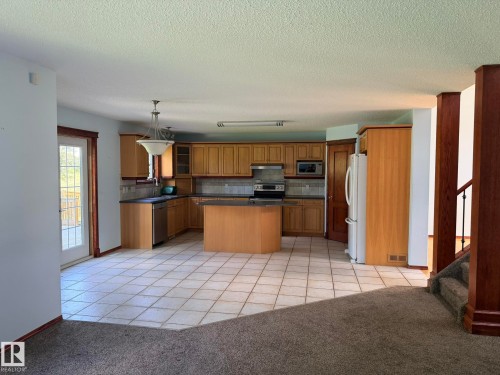 727 Balfour Close Nw, Edmonton, AB - Indoor Photo Showing Kitchen