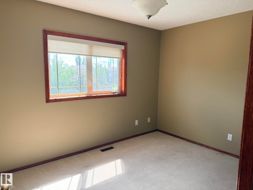 727 Balfour Close Nw, Edmonton, AB - Indoor Photo Showing Other Room