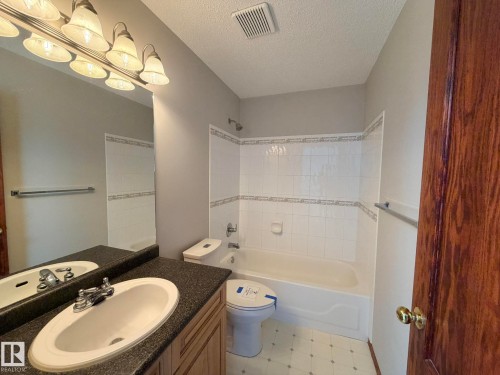 727 Balfour Close Nw, Edmonton, AB - Indoor Photo Showing Bathroom