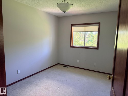 727 Balfour Close Nw, Edmonton, AB - Indoor Photo Showing Other Room