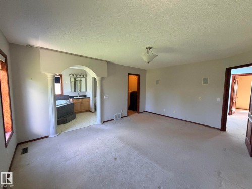727 Balfour Close Nw, Edmonton, AB - Indoor Photo Showing Other Room