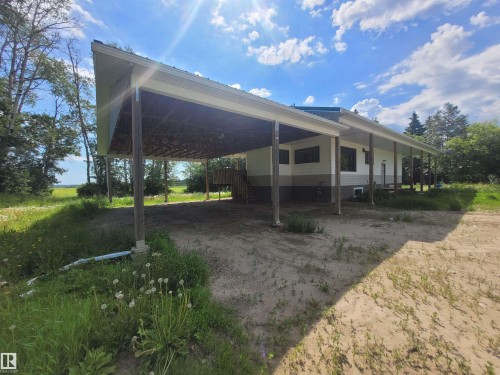 Spacious carport with a full-length covered porch - Rural Athabasca County, AB 