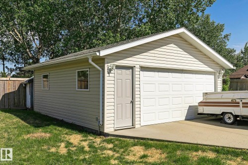 Detached two-car garage with light-colored siding and a side entry door - 17059 98 Street, Edmonton, AB - Outdoor With Exterior
