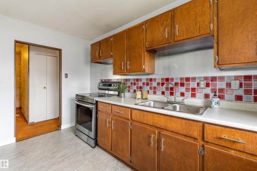 18 Sunnyside Crescent, St. Albert, AB - Indoor Photo Showing Kitchen With Double Sink