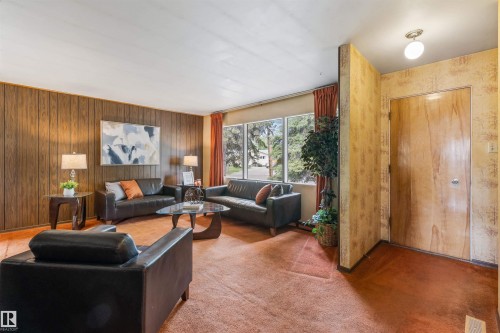 18 Sunnyside Crescent, St. Albert, AB - Indoor Photo Showing Living Room