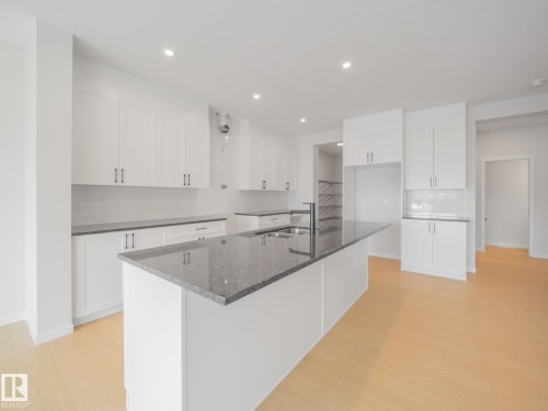 927 18 Avenue, Edmonton, AB - Indoor Photo Showing Kitchen