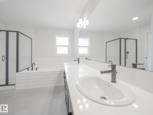 927 18 Avenue, Edmonton, AB - Indoor Photo Showing Bathroom