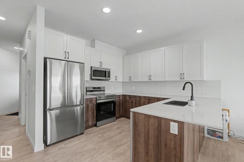 #2 11 Dalton Li, Spruce Grove, AB - Indoor Photo Showing Kitchen With Upgraded Kitchen