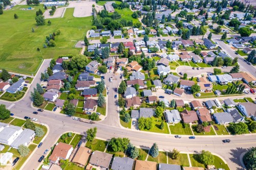 Aerial perspective showcasing a residential neighborhood with varied home styles - 3 Glenforest Crescent, Stony Plain, AB 