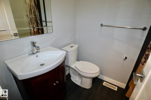 #4 12207 96 St Nw Nw, Edmonton, AB - Indoor Photo Showing Bathroom