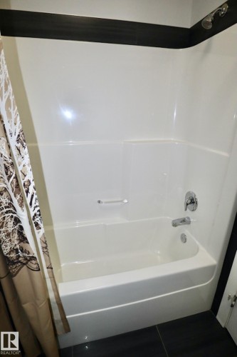 #4 12207 96 St Nw Nw, Edmonton, AB - Indoor Photo Showing Bathroom