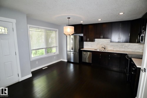 #4 12207 96 St Nw Nw, Edmonton, AB - Indoor Photo Showing Kitchen