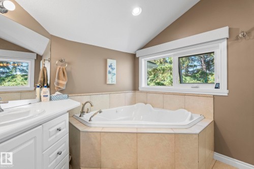 Corner jetted soaking tub with tiled surround - 860 41 Avenue, Edmonton, AB 
