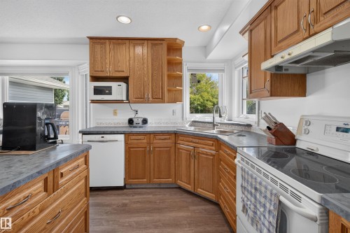 6000 54 Avenue, Camrose, AB - Indoor Photo Showing Kitchen