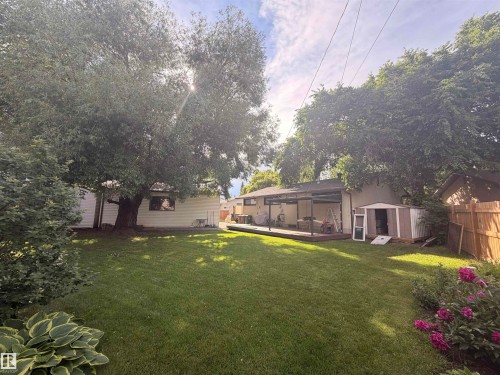 Expansive green lawn framed by mature trees - 8 Savoy Place, St. Albert, AB 